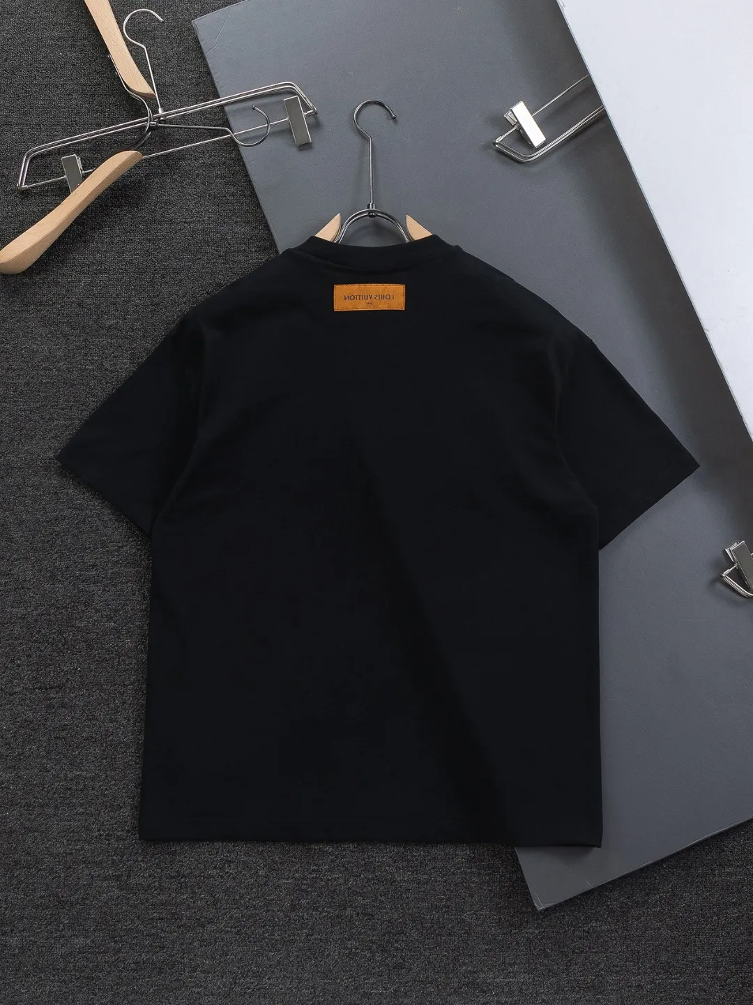 🅿️190 Louis Vuitton 1V LV micro-wide version S-XL LV 26ss new products are available at the counter simultaneously. Multiple craftsmanship. Colorful half-body digital full flower logo on the chest🪡 embroidery. Round neck short-sleeved T-shirt, same style for men and women! Consigned to one-to-one creation. Synchronized with the official website, pure cotton fabrics at the counter! It is close to the skin and comfortable, durable and easy to wear. It has a classic and simple logo design and meticulous original craftsmanship. Short-sleeves, a must-have item for men, do not appear to be the same for the general public, but must be unique and eye-catching. This LV short-sleeve is all about quality, comfort, the same shape and fashion as always, including fabrics and cutting techniques. All of them have been made with great effort! 320 grams of washed pure cotton fabric, pure cotton is breathable, very refreshing and comfortable for daily wear. The rib knitting on the neckline is smooth and tight, and the neckline will not be skewed if you toss it at will. The loose version, you will find that it looks really good on the upper body. The overall is minimalist and neat, super versatile for daily use! Pair it casually with a pair of pants for a youthful look. A T-shirt will make your outfit crazy. It is a fashionable item that can never go wrong! Color: Black White Size: S-XL Size chart: S: Shoulder width 45.5-Bust 52-Length 70 M: Shoulder width 47-Bust 54-Length 72 L: Shoulder width 48.5-Bust 56-Length 74 XL: Shoulder width 50-Bust 58-Length 76